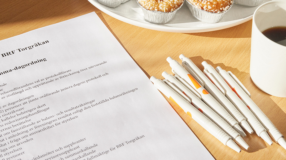 pennor och papper på ett bord