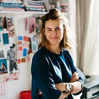 glad och fundersam tjej som står med armarna i kors