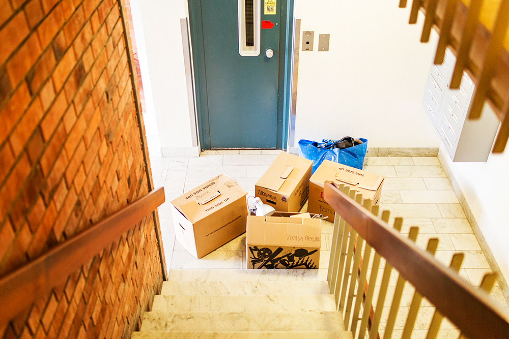 Flyttkartonger i en trappuppgång