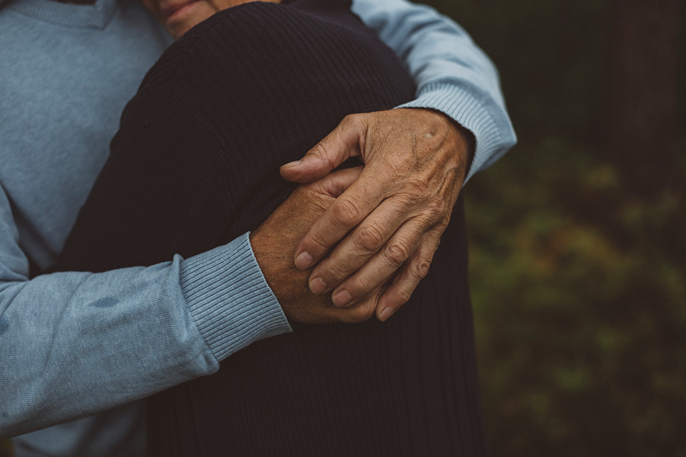 Två personer som håller om varandra