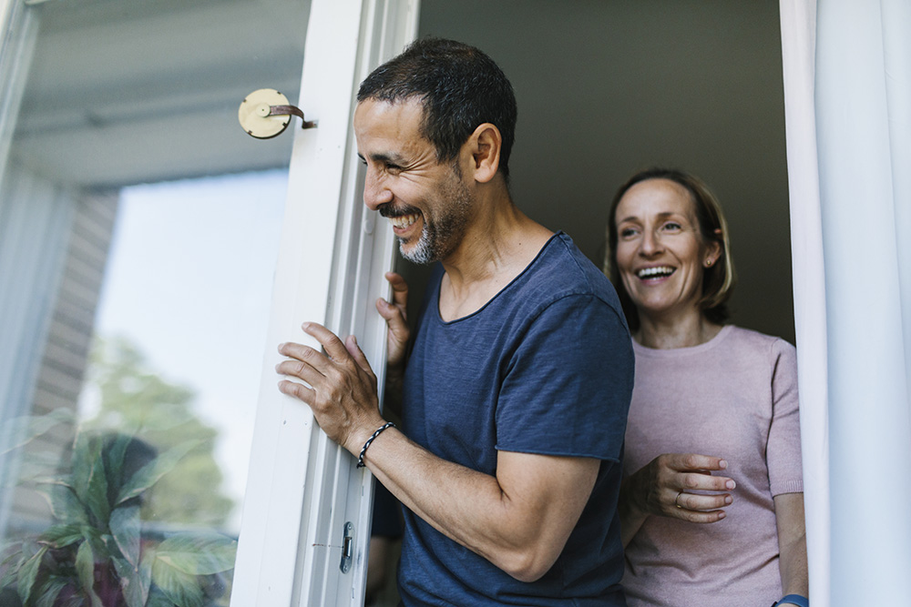 Man och kvinna i dörröppning